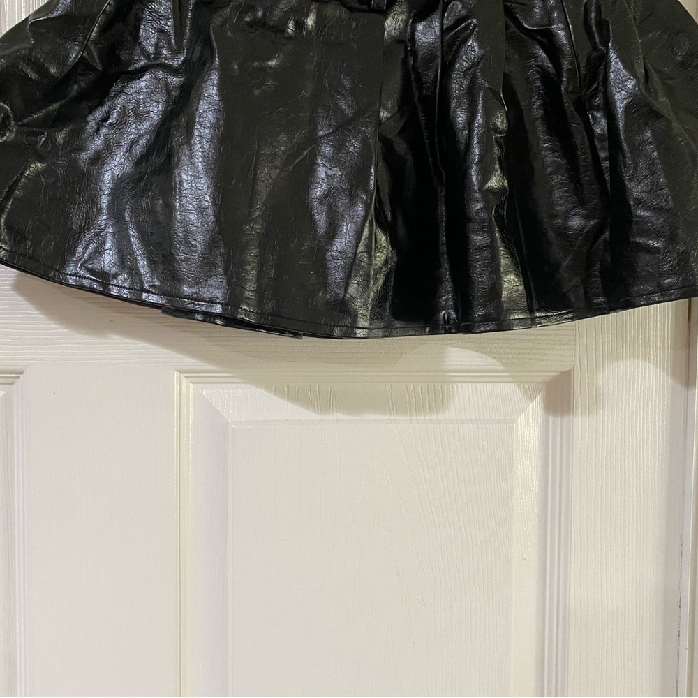 Reclaimed Vintage‎ Black Faux Leather Mini Skirt Size 4 - Picture 2 of 7